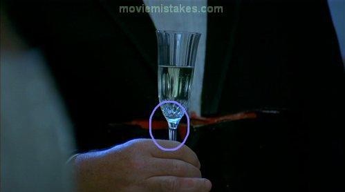 Trong một cảnh quay, khi các nhân vật đang khiêu vũ và bị giết bởi một sợi dây thì chiếc cốc thủy tinh này vẫn đứng ngay ngắn mặc dù cũng bị cắt đôi.